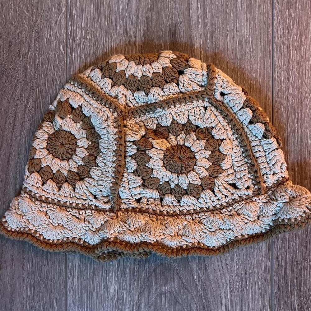 LIGHT BROWN/BEIGE KNIT BUCKET HAT